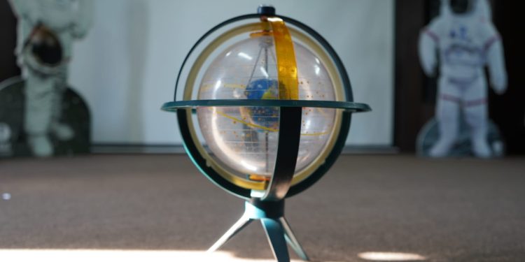 Bola Langit Transparan