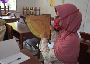 Guru-Guru SMP Rahmat Islamiyah Medan Sangat Antusias Mengikuti Pelatihan Pemanfaatan Media Rubu’ Al-Mujayyab (Instrumen Astronomi Klasik) yang dilakukan oleh Dosen UMSU