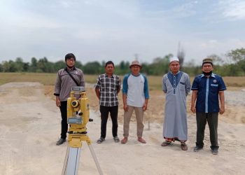 Tim OIF UMSU Ukur Arah Kiblat Masjid Yayasan Siroojul Hudaa Daarul Uluum Hamparan Perak