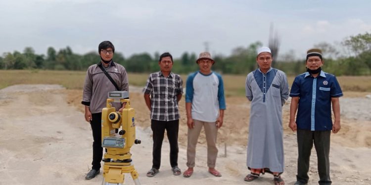 Tim OIF UMSU Ukur Arah Kiblat Masjid Yayasan Siroojul Hudaa Daarul Uluum Hamparan Perak