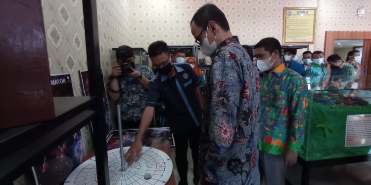 Direktur Jendral Pendidikan Tinggi Kemendikbud RI berkunjung ke Stand OIF UMSU.