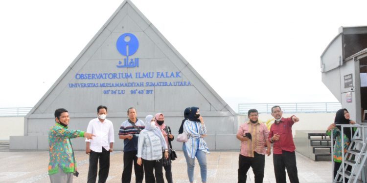 Tim OIF UMSU menjelaskan perhitungan hisab dan rukyat, perputaran Bumi kepada Mahasiswa Pascasarjana Magister Manajemen UMSU
