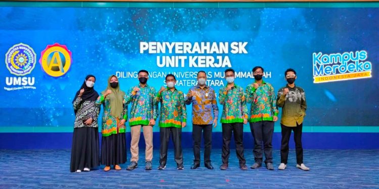 Tim OIF UMSU Menerima SK Kepengurusan Baru