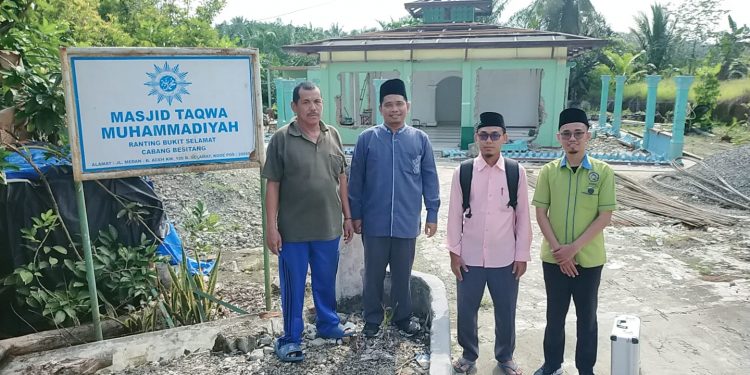 OIF UMSU Akurasikan Arah Kiblat di Masjid Taqwa Ranting Bukit Selamat Besitang