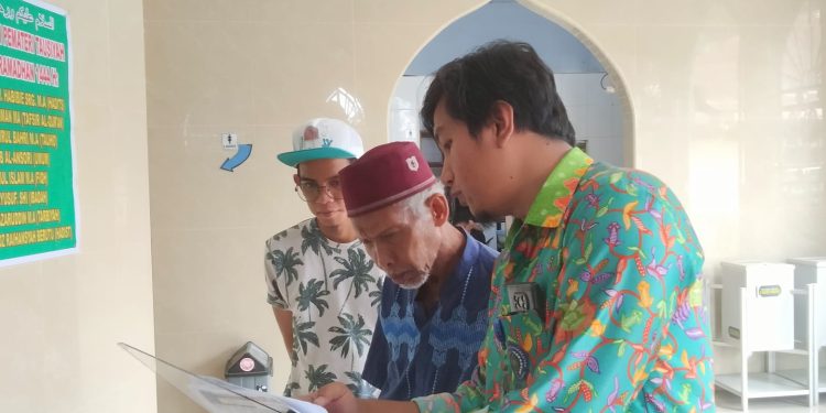 OIF UMSU Lakukan Akurasi Arah Kiblat di Masjid Mu’Allimin Medan