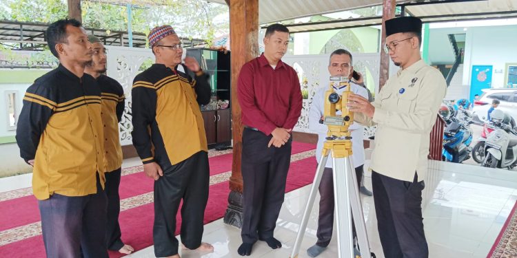 Tim OIF UMSU Akurasikan Kiblat Masjid dan Mushalla di Marelan