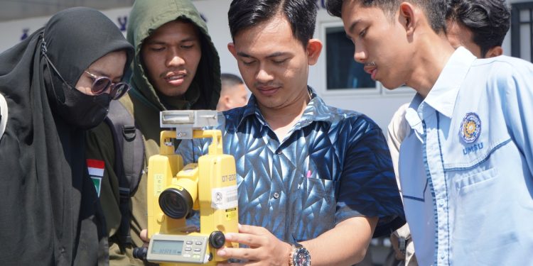 5 Mahasiswa Universitas Islam Sumatera Utara (UISU) Kunjungi OIF UMSU