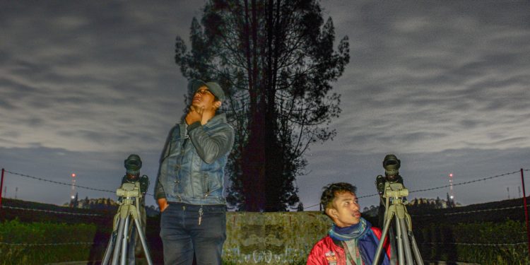 Tim OIF UMSU Amati Langit Malam di Kebun Teh Bahbutong, Sidamanik