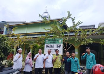 Tim OIF UMSU Akurasikan Arah Kiblat Masjid di SMAN 13 Medan