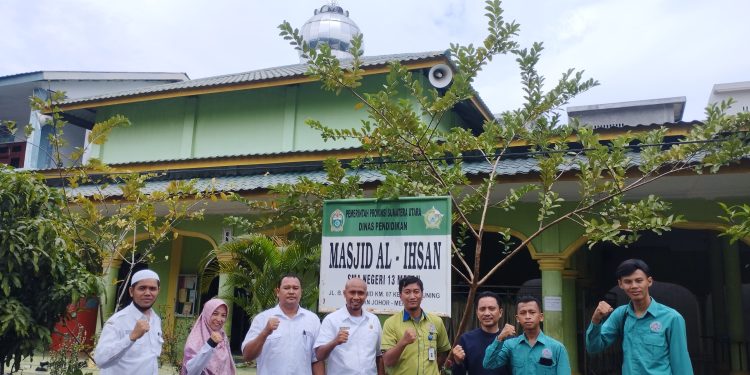 Tim OIF UMSU Akurasikan Arah Kiblat Masjid di SMAN 13 Medan