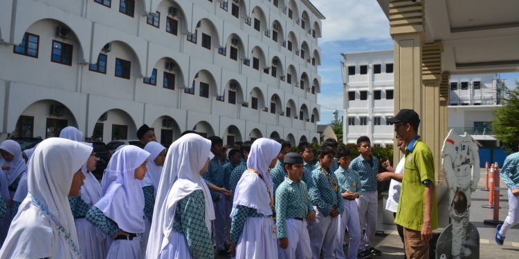 “OIF Goes To School SD Al Amjad Medan”