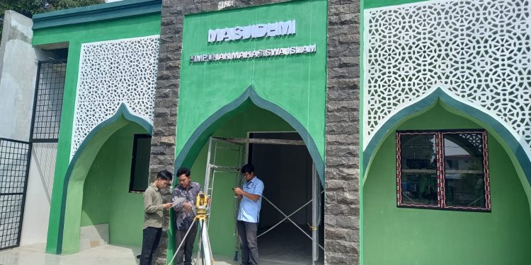 Tim OIF dan Mahasiswa Ilmu Falak UMSU Lakukan Pengukuran Arah Kiblat di Masjid HMI Medan