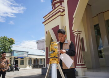 OIF UMSU Lakukan Pengukuran Arah Kiblat Masjid Asy-Syarif STIKes Indah Medan