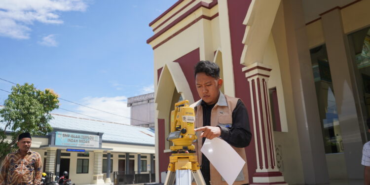 OIF UMSU Lakukan Pengukuran Arah Kiblat Masjid Asy-Syarif STIKes Indah Medan